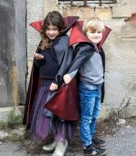 Great Pretenders Vampire Cape - Image 4